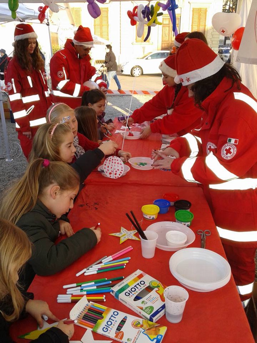 Volontari CRI con i bambini durante un laboratorio